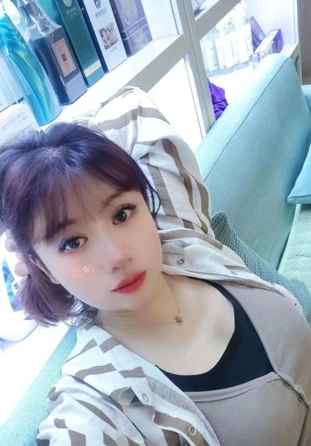 白云短发气质少妇波琴