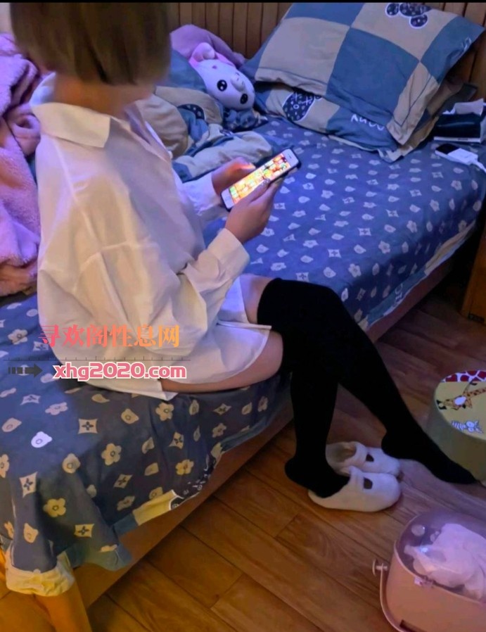 短发美女