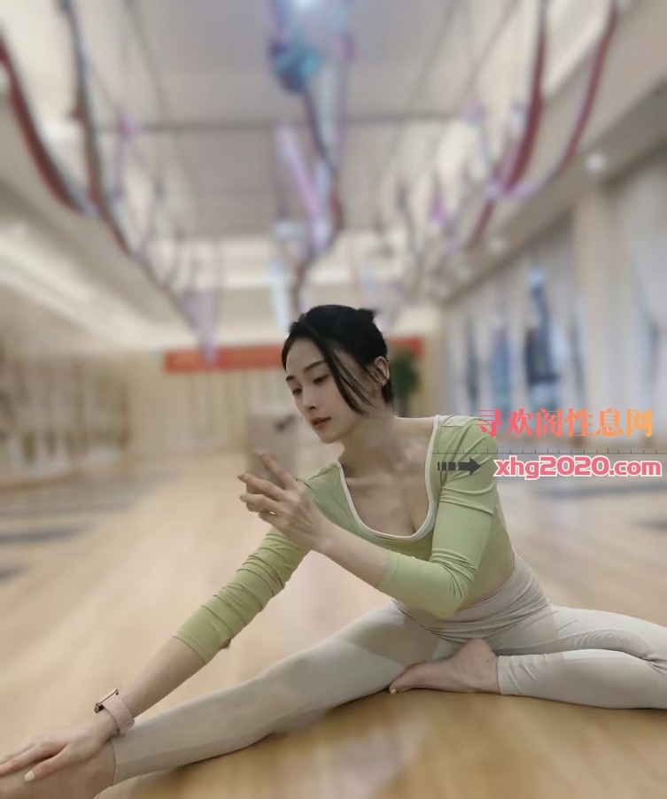 瑜伽小姐姐