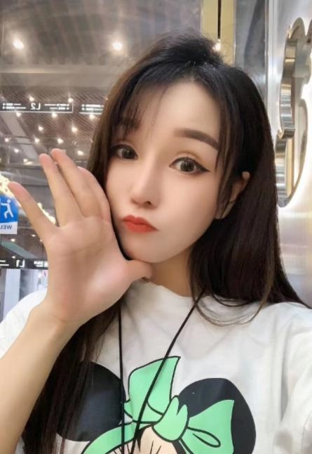 很哇塞的小姐姐