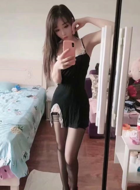 很哇塞的小姐姐