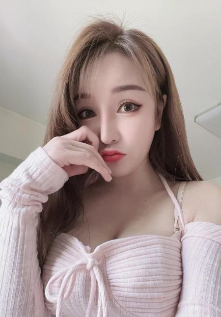 很哇塞的小姐姐