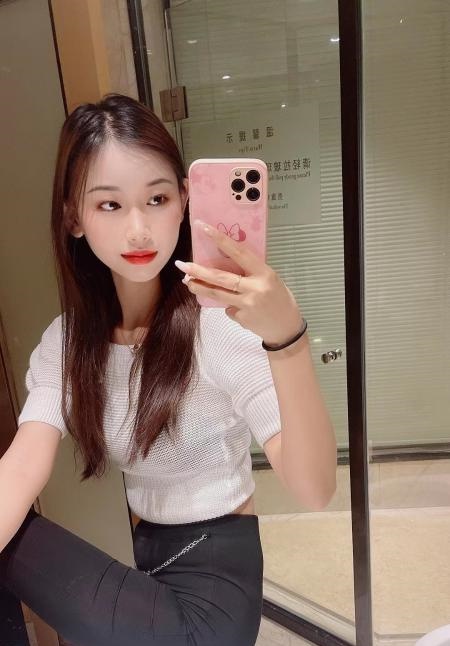 苗条高个小姐姐