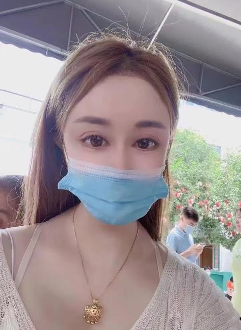 舔脚服务美女