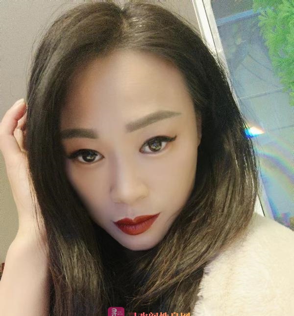 肚脐上的美妇