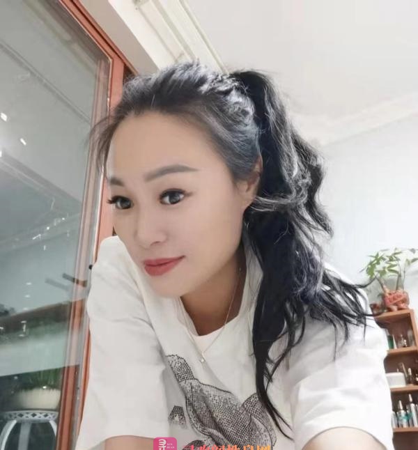 肚脐上的美妇