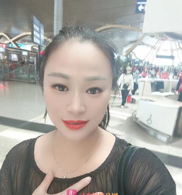 肚脐上的美妇