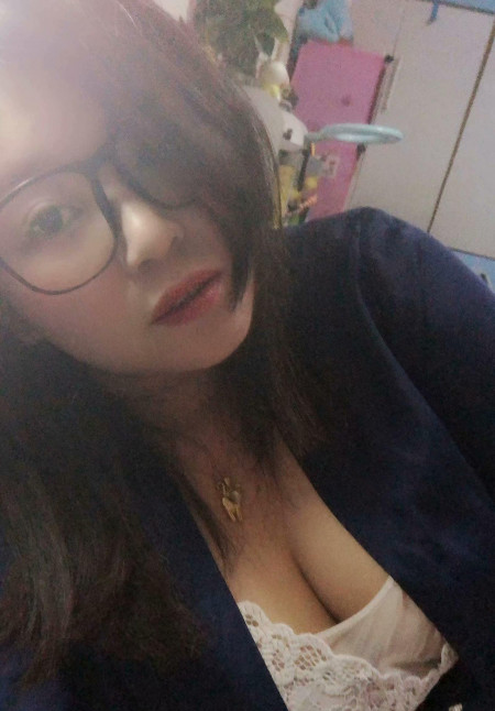 反差大胸眼睛妹