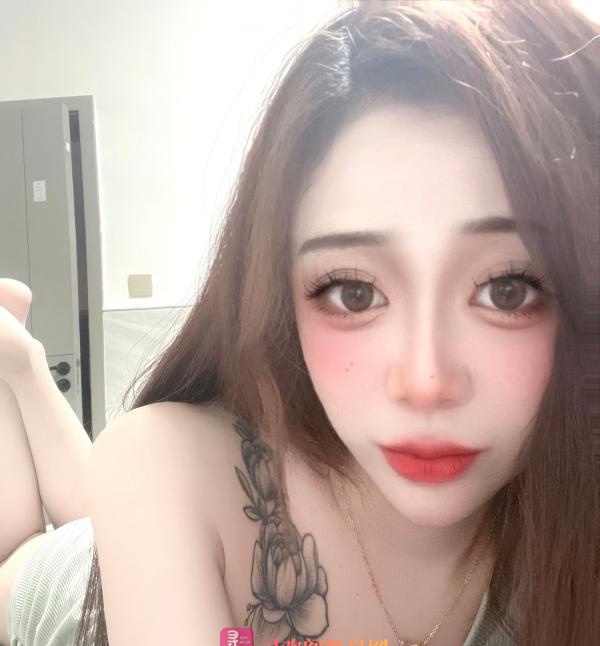 大眼纹身妮妮