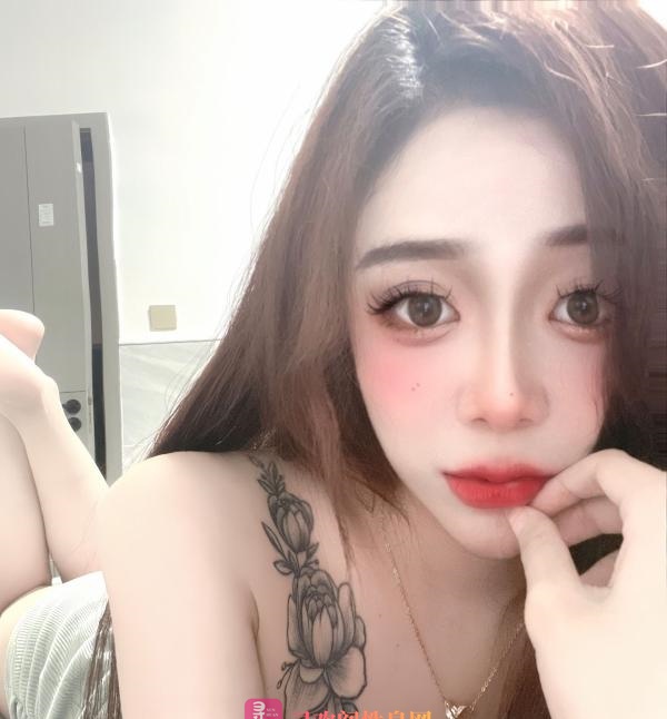 大眼纹身妮妮