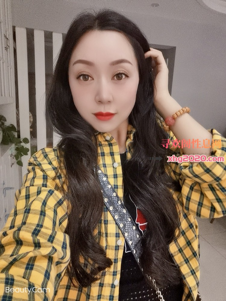 会弹古筝的少妇