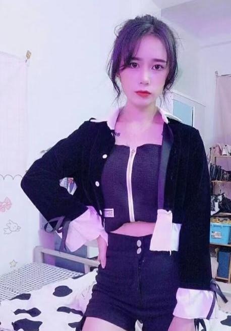 江岸长腿苗条嫩妹小雅