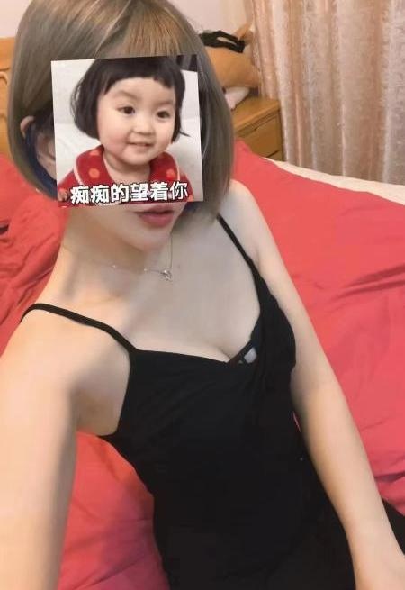 反差的短发妹子
