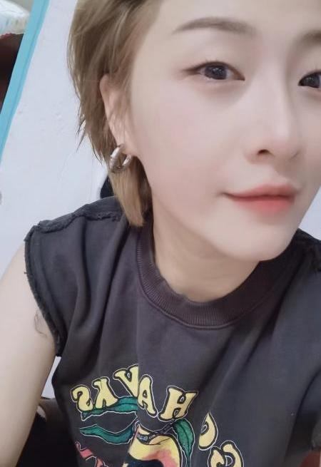 短发风骚丸子妹