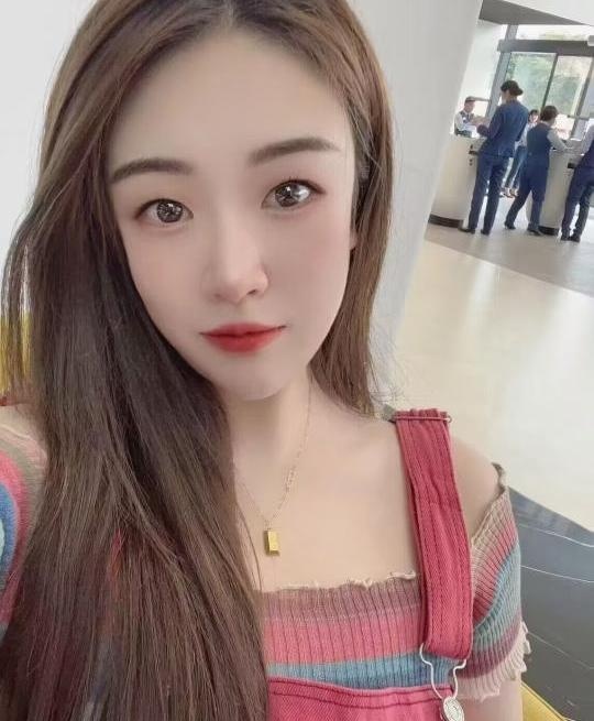 胸大腿长骚妹子