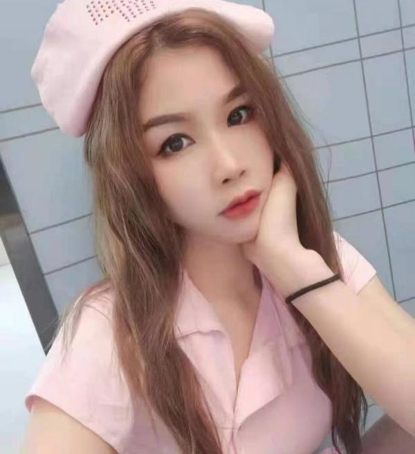 可舌吻独龙年轻美女