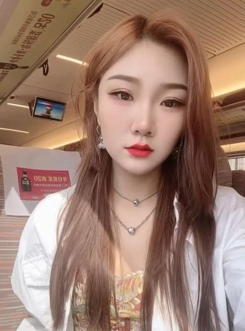 北滨路美女可口爆