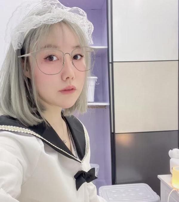 松江体育中心的嫩妹