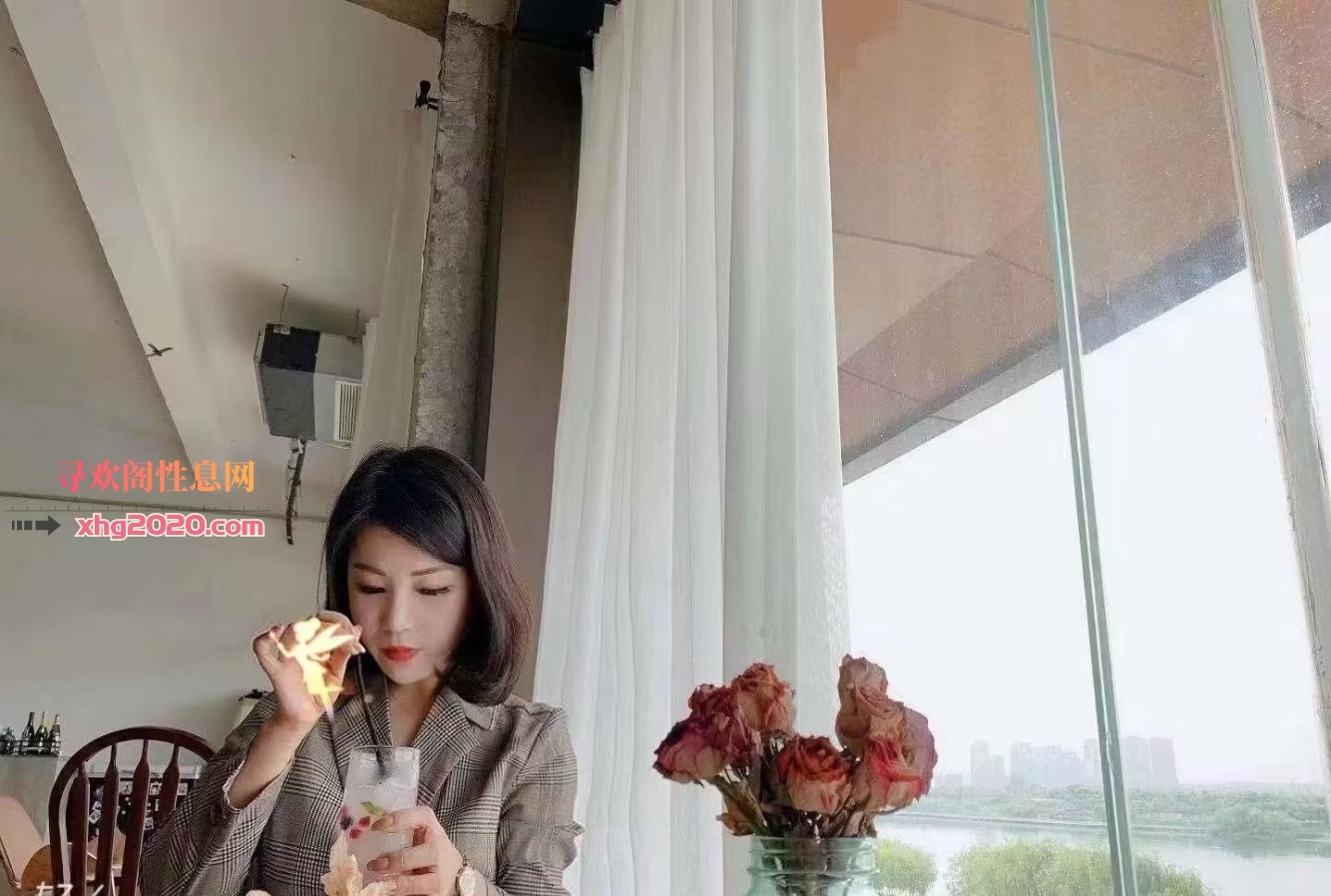 性感短发妩媚小少妇