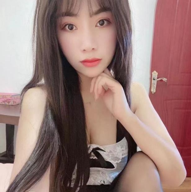 白云吊带妹