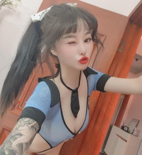 花臂小骚妹
