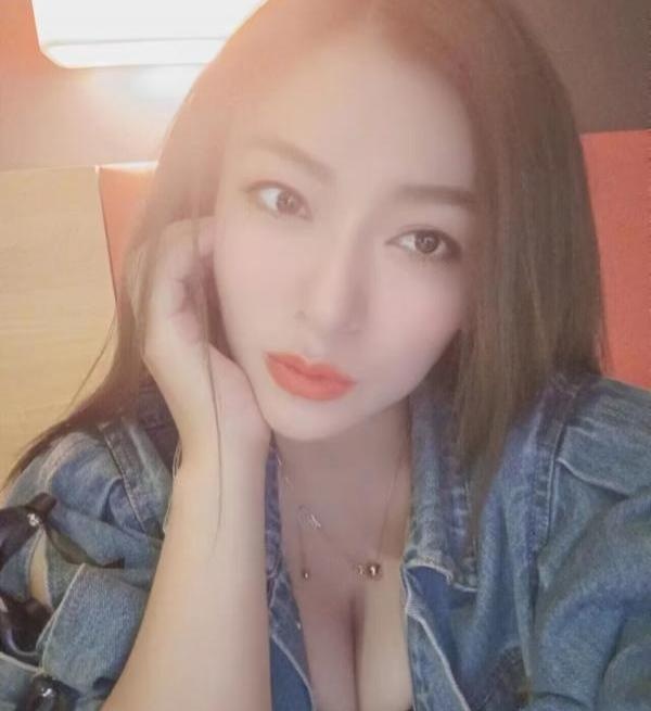 气质大胸妹子