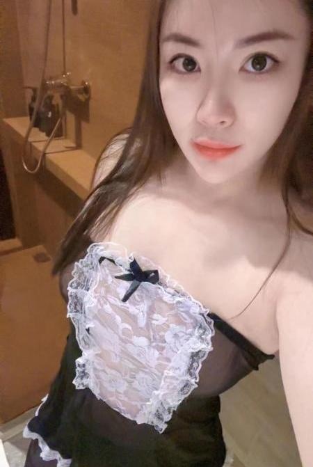 白云玲玲舌吻