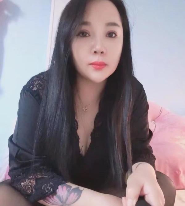 雨花奔放的少妇