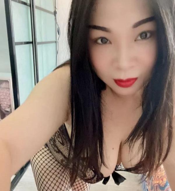 雨花奔放的少妇