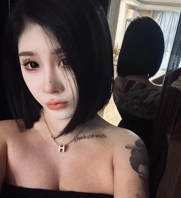 白虎纹身妹