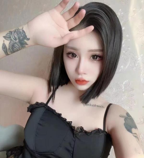 白虎纹身妹