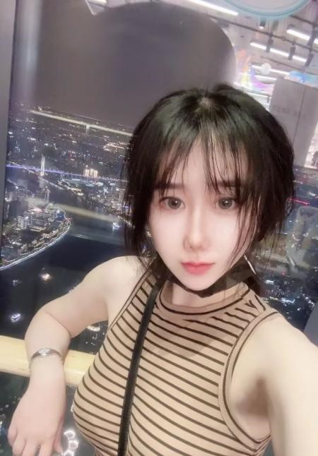 制服白嫩小妹妹
