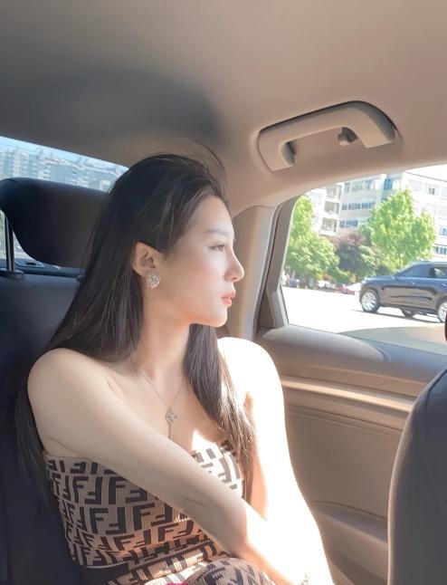热吻丝袜模特姐姐
