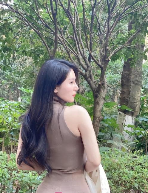 热吻丝袜模特姐姐