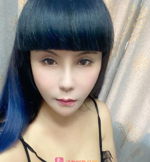 齐刘海大波少妇