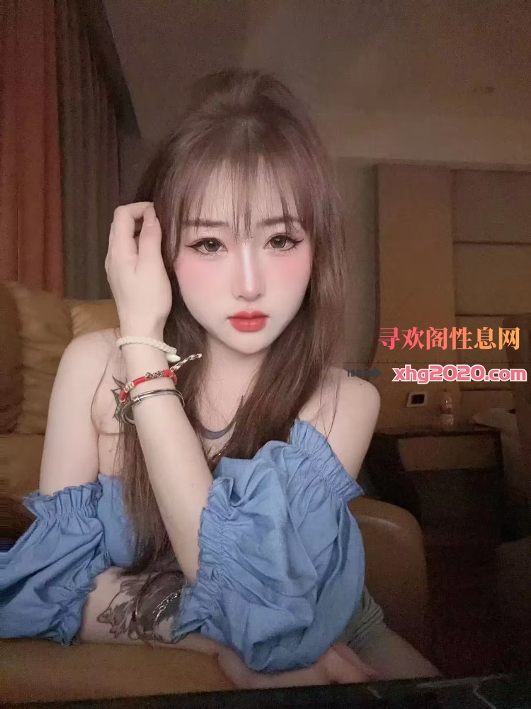 花胸纹身美少女