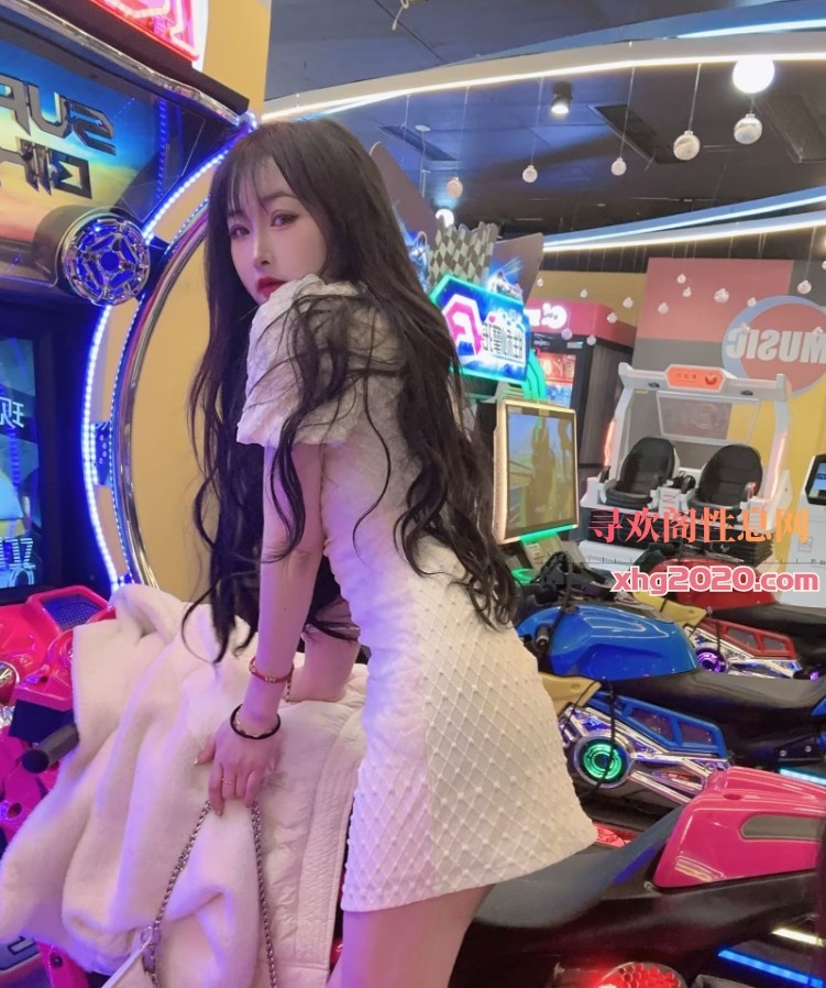 花胸纹身美少女