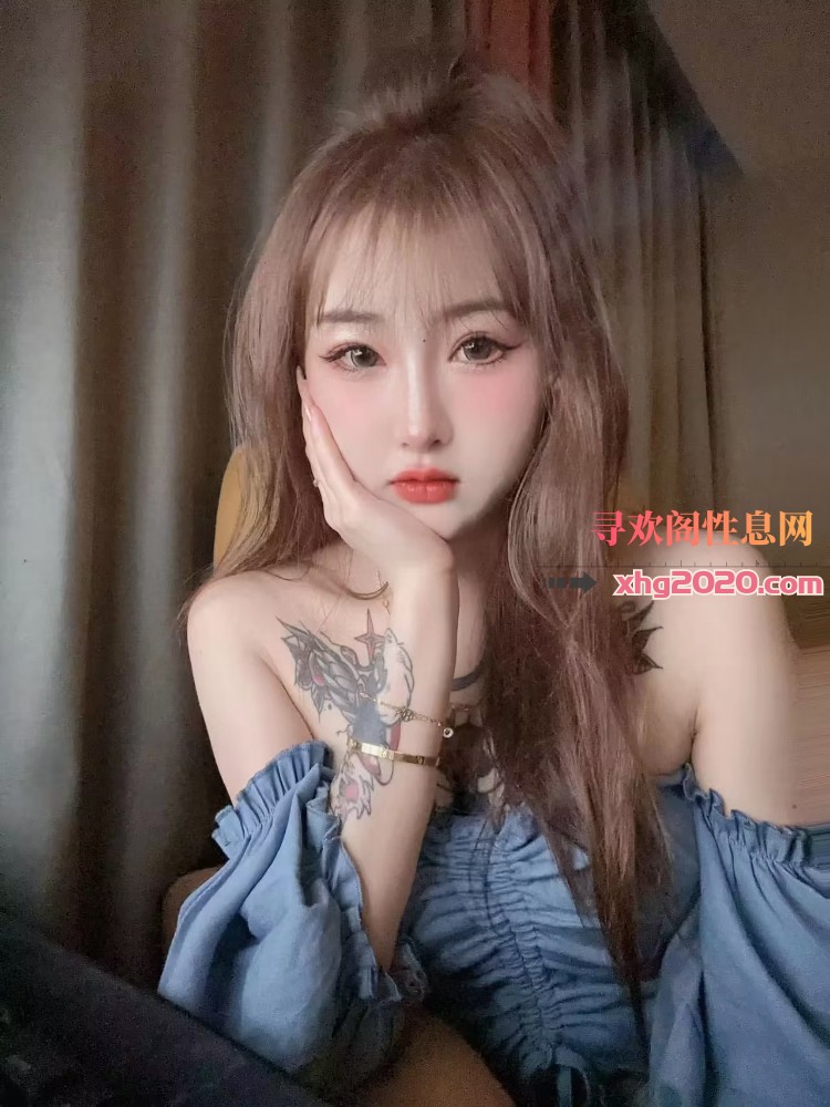 花胸纹身美少女