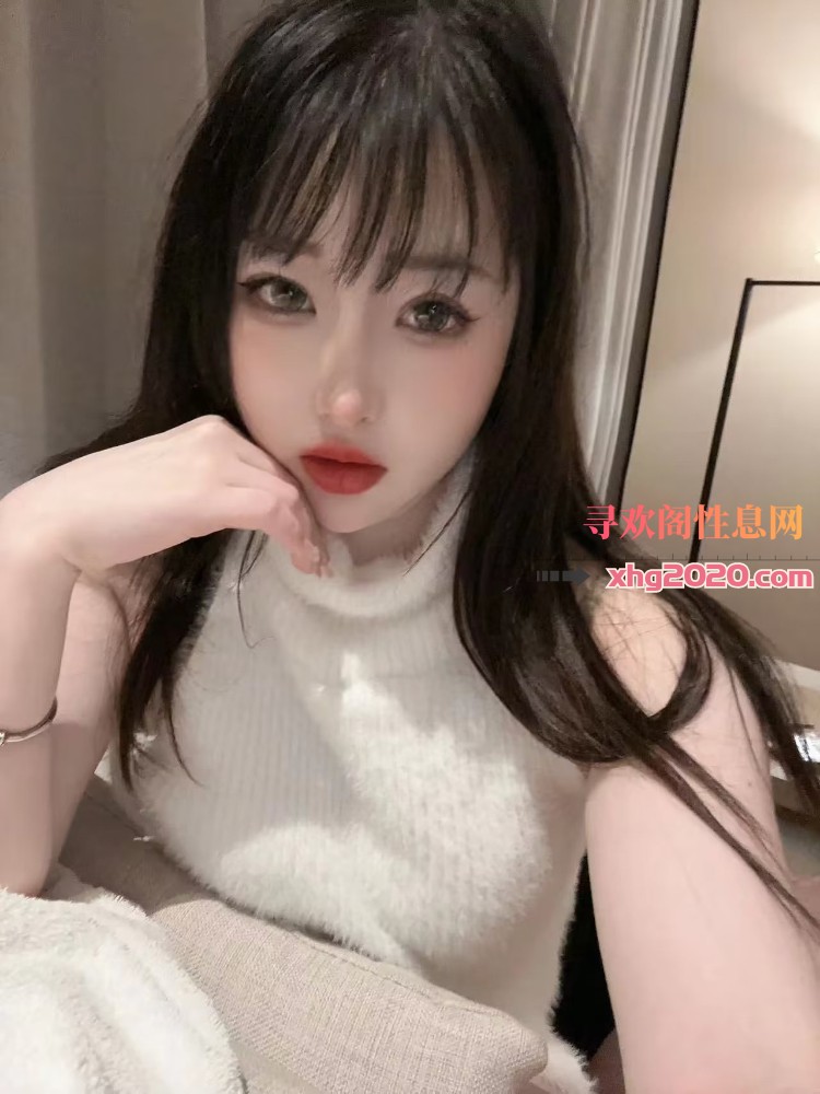 花胸纹身美少女