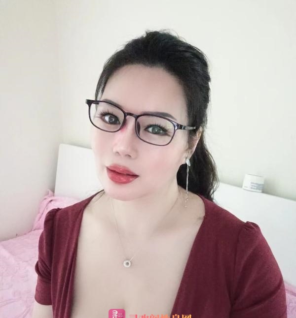 上梅林 爆乳眼镜少妇