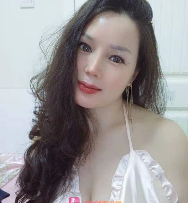 上梅林 爆乳眼镜少妇