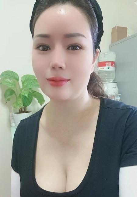 上梅林 爆乳眼镜少妇