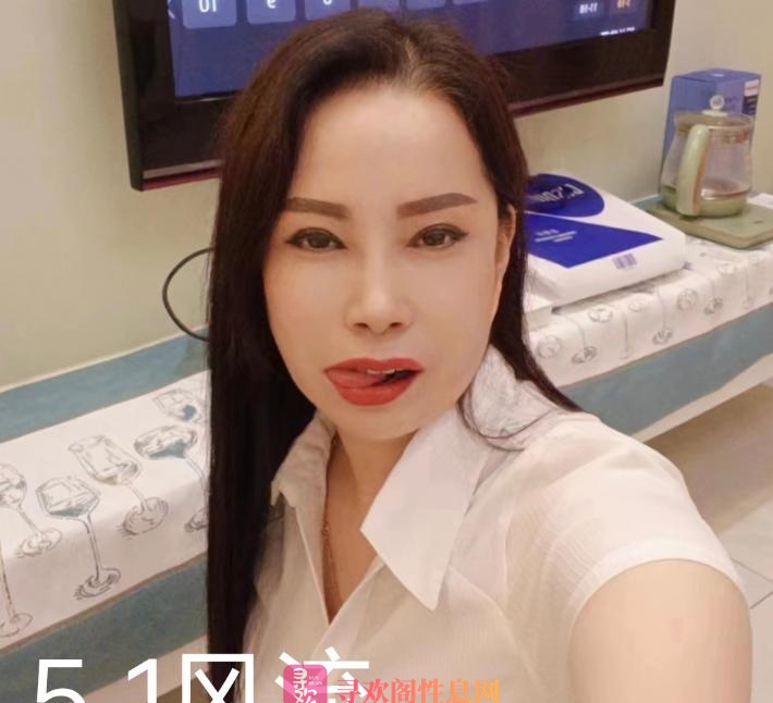 细腰大臀长腿少妇