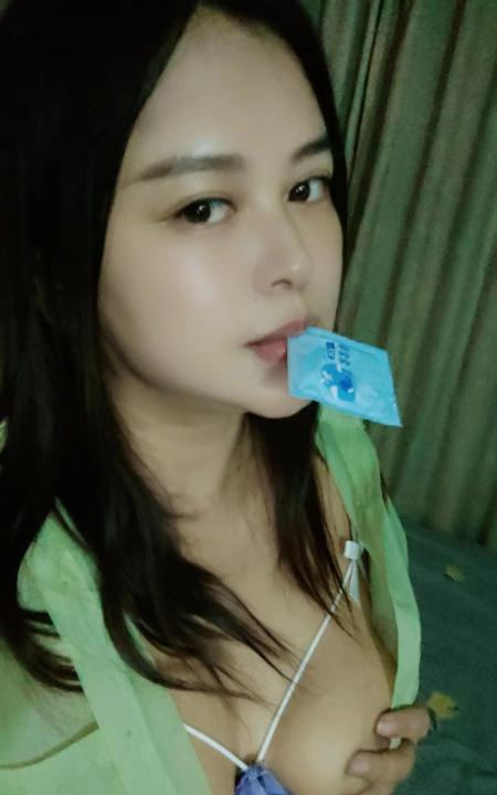 口含套性感嫩妹