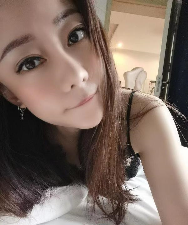 虹悦城旁小妖姐姐