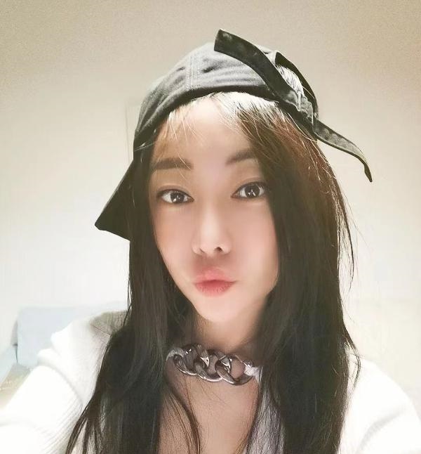 虹悦城旁小妖姐姐