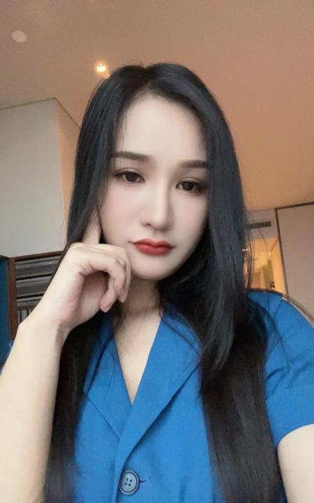 烈焰红唇小伊
