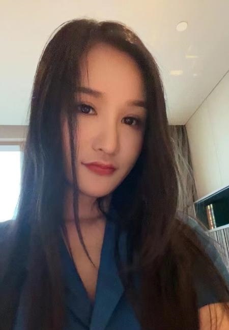 烈焰红唇小伊