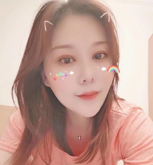 牛仔翘臀大胸少妇