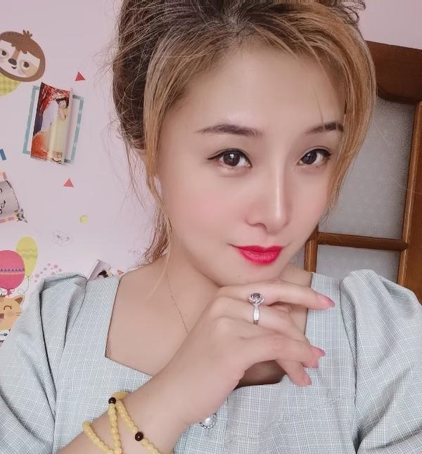爱笑的骚妹子